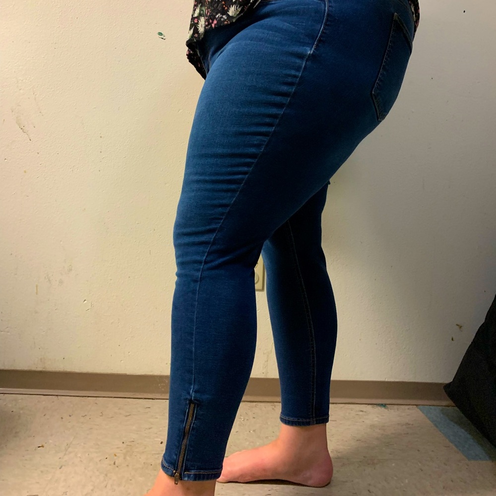 Cute Skinny Jeans w/ Ankle Zipper